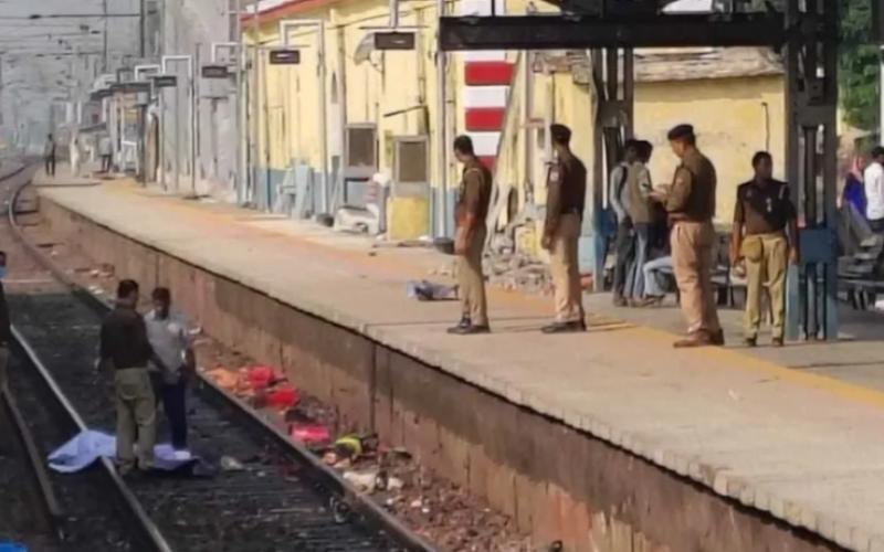 Six passengers crossing the railway track were hit by a train and died, causing chaos at the station. Hindi news big News latest news khabargali 