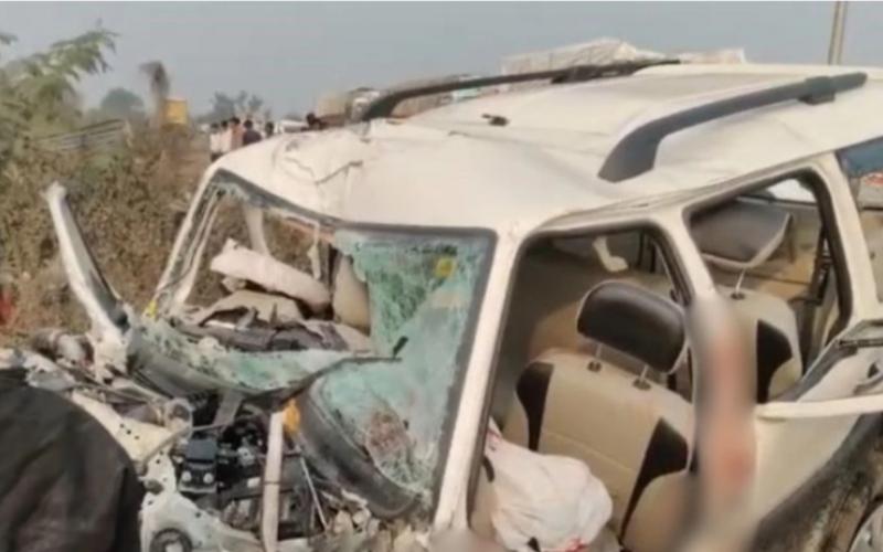 A Scorpio and a truck collided, killing five people, including an army officer. Hindi latest news accident news khabargali 