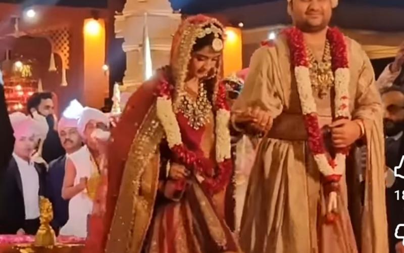 Jai Jai Indresh Upadhyay tied the knot of marriage, took seven rounds with Shipra Sharma of Haryana, Jaipur, Vrindavan, Brij, Krishna, Radhe, Govardhan, Gopi, Ashtanidhi, Mother Cow, Mother Yashoda, Mother Devaki, Nand Baba, Vasudev Ji, Vrishbhanu Ji, Mother Kirti, Eight Friends, Eight Friends, Govardhan, Yamuna Ji, Mathura, Khabargali