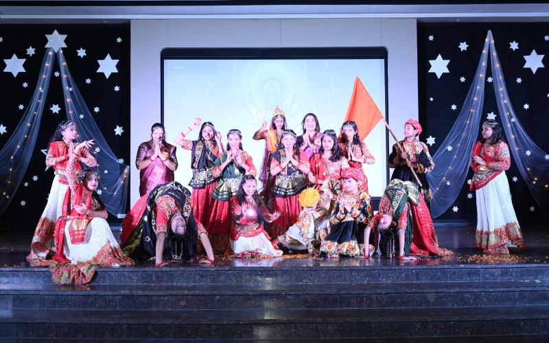 "Euphoria 2025" captivated the audience at the annual function of Shri Gujarati English Medium Higher Secondary School (GEMS).  Present were members of the Gujarati Education Society's management committee, President Narayanbhai Patel, Ramjibhai Patel, Principal Dr. Shailesh Sharma. Raipur, Chhattisgarh., khabargali 