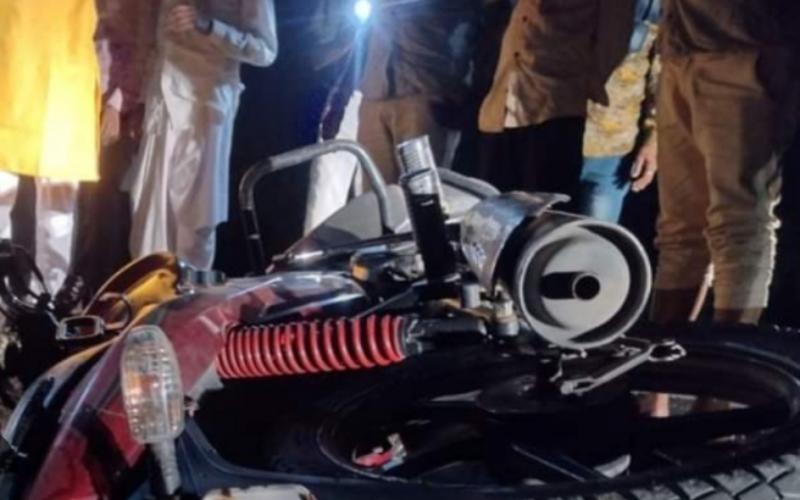 An unknown vehicle ran over four bike riders, one of whom died. Hindi News latest news khabargali 