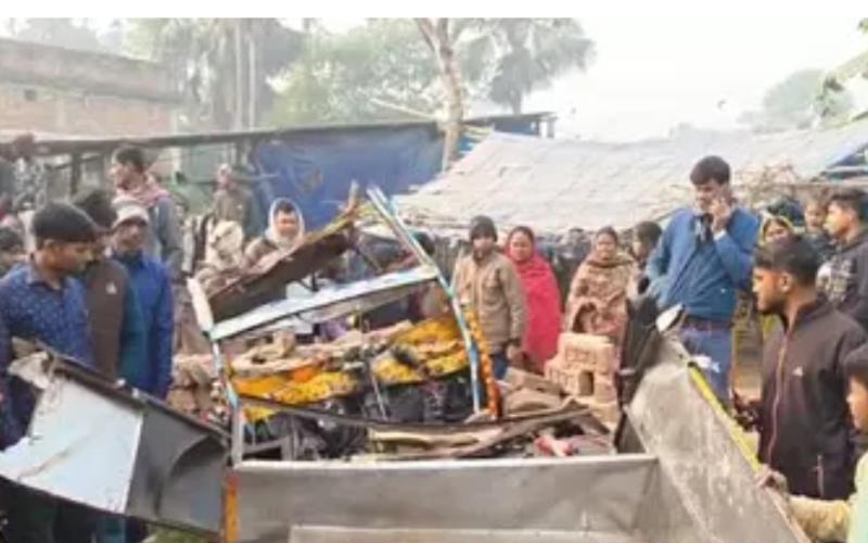 Three killed, five injured in bus-auto collision hindi News latest news khabargali 