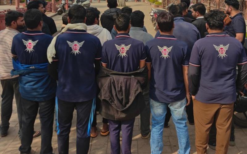 Liquor store employees protest against wage cuts, threaten 'road blockade' and store closures from December 31st.  Salaries of liquor store salesmen and supervisors in Raipur have been cut by up to 10,000 rupees, leading to widespread anger.  They have issued an ultimatum to the company: "Restore our salaries or the stores will remain closed." Chhattisgarh, Khabargali.