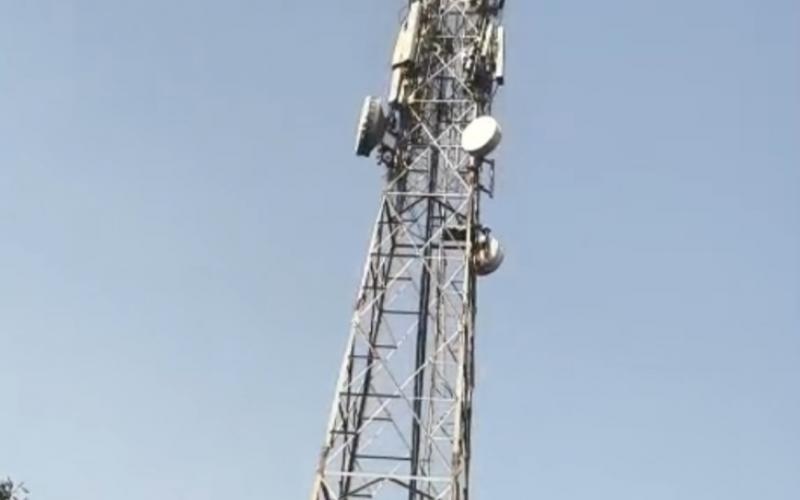 A young man climbed a mobile tower, causing panic and drama that lasted for several hours. Hindi News latest News big news khabargali 