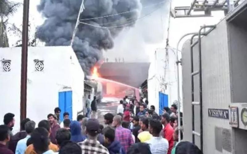 Two people burned alive in a massive fire at a furniture factory; the accident occurred while emptying a turpentine tanker. Hindi News latest News khabargali 
