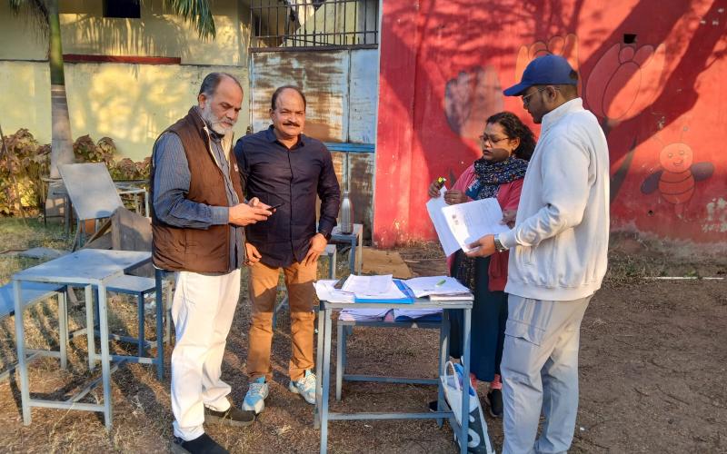 30% of names missing from the voter list, polling officers absent from polling stations: Mrityunjay Dubey. Voters are facing problems at the Pandit Sunderlal Sharma School center in Sundar Nagar; a former corporator has filed a complaint with the District Election Officer. Raipur, Khabargali