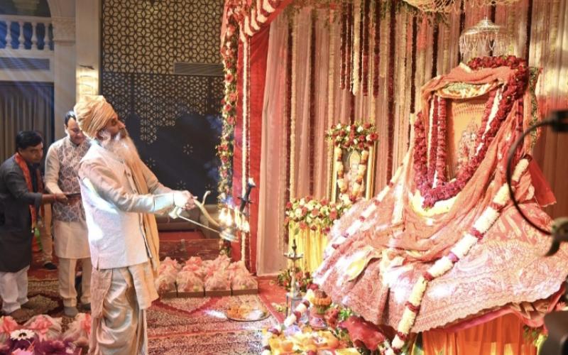 A massive crowd of devotees gathered for the fourth auspicious ceremony of Devsar Mata; artists from five states gave performances; rituals including lighting the sacred lamp, applying henna, offering scarves and garlands, and singing congratulatory songs were performed; the manifestation festival was celebrated; Ramu Marwari from Rajasthan performed a breathtaking dance. Raipur, Chhattisgarh, Khabargali.