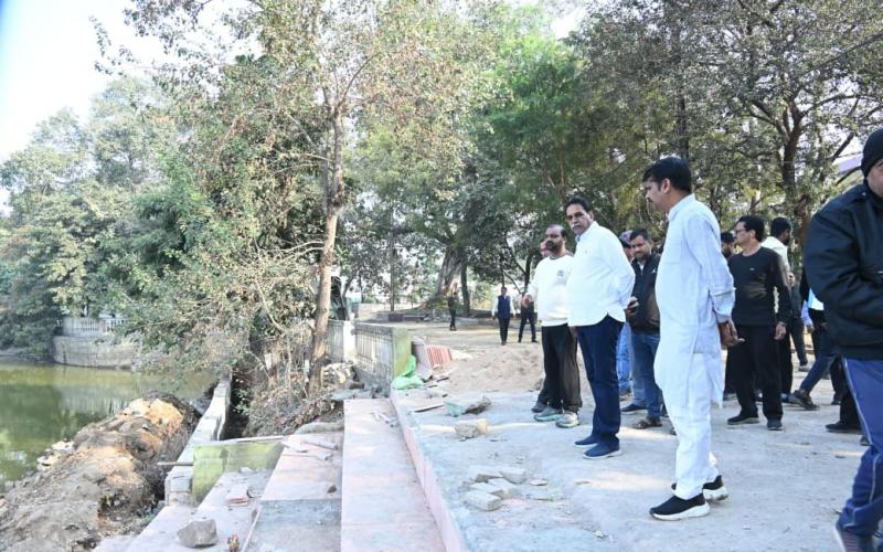 MLA Rajesh Munat's furious reaction: He severely reprimanded officials for negligence in the beautification of Karbala pond, Raipur, Khabargali.