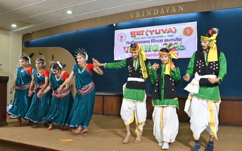 At the silver jubilee celebration of the 'Yuva' organization, Odissi and Chhattisgarhi folk dances captivated the audience.  The chief guests were Kedar Gupta, Chairman of Apex Bank, and MLA Purandar Mishra.  M. Rajiv, founder of Yuva, was also present. Raipur, Chhattisgarh, Khabargali.
