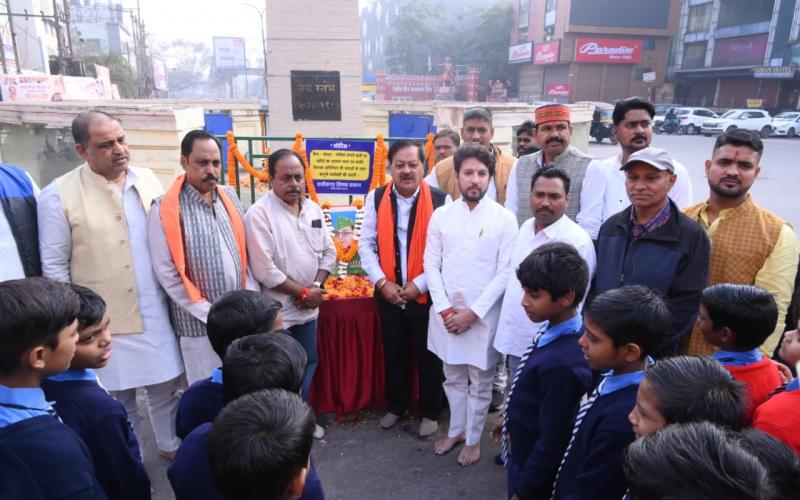 रायपुर में गूंजा 'जय हिंद' का नारा: नेताजी सुभाष चंद्र बोस की जयंती पर भव्य छात्र रैली, स्टेशन चौक के सौंदर्यीकरण की उठी मांग नगर निगम संस्कृति विभाग ने जोन 2, 4 के सहयोग और छत्तीसगढ़ युवा सेवा संगठन का सयुंक्त आयोजन, स्वतंत्रता संग्राम सेनानी स्वर्गीय नेताजी कन्हैया लाल बाजारी,स्वर्गीय श्री गोविंद शर्मा 'पम्मी, छत्तीसगढ़ राज्य लौह शिल्पकार विकास बोर्ड के अध्यक्ष प्रफुल्ल विश्वकर्मा,सोनू शर्मा, छत्तीसगढ़, खबरगली 