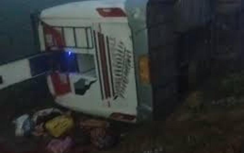 हाईवे पर श्रद्धालुओं से भरी डबल डेकर बस पलटी, 10 लोग हुए घायल खबरगली Double-decker bus carrying pilgrims overturns on highway, 10 injured hindi news latest news khabargali 