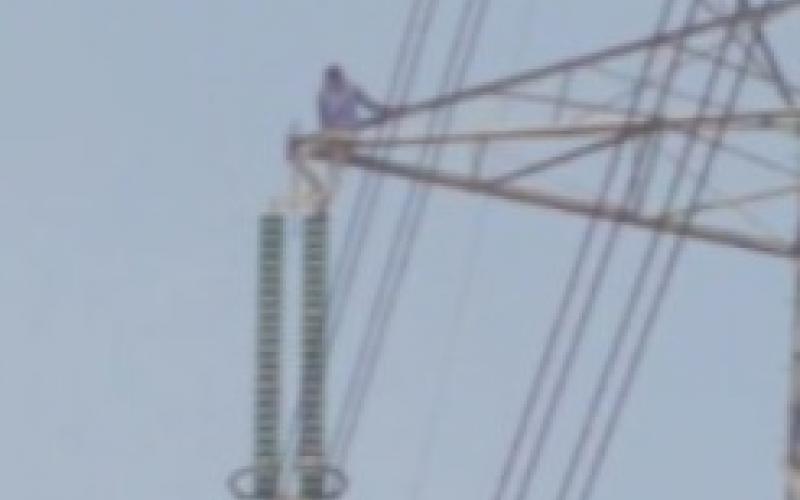 टोकन नहीं कटने से किसान ने टावर पर चढ़कर किया विरोध, गांव में मचा हड़कंप ख़बरगली  A farmer climbed a tower to protest against not being given a token, creating a stir in the village. cg news janjgir news 