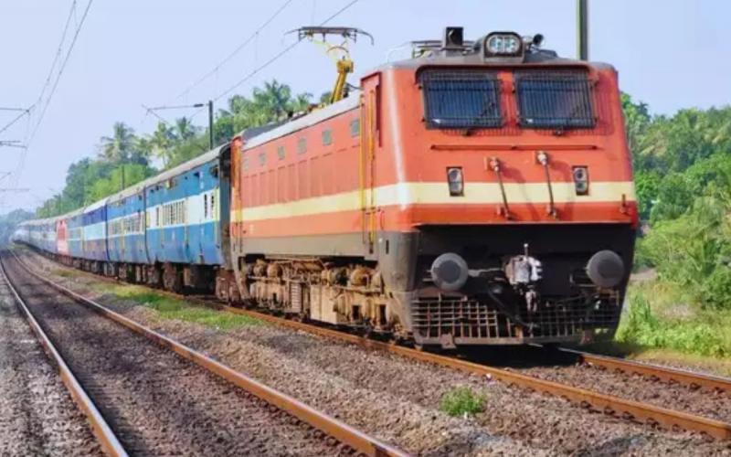 नए साल में रेल यात्रियों को झटका, 3 दिन तक रद्द रहेगी ये ट्रेनें , देखें लिस्ट  खबरगली Railway passengers will be shocked in the new year, these trains will remain cancelled for 3 days, see the list Raipur cg news khabargali 