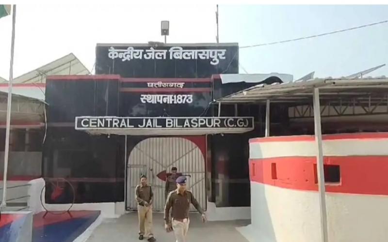 सेंट्रल जेल में कैदी ने हंसिया से अपना गला रेतकर की खुदकुशी की कोशिश, गंभीर हालत में अस्पताल में भर्ती खबरगली Inmate in Central Jail attempts suicide by slitting his throat with a sickle, hospitalized in critical condition bilaspur Chhattisgarh News latest News khabargali 