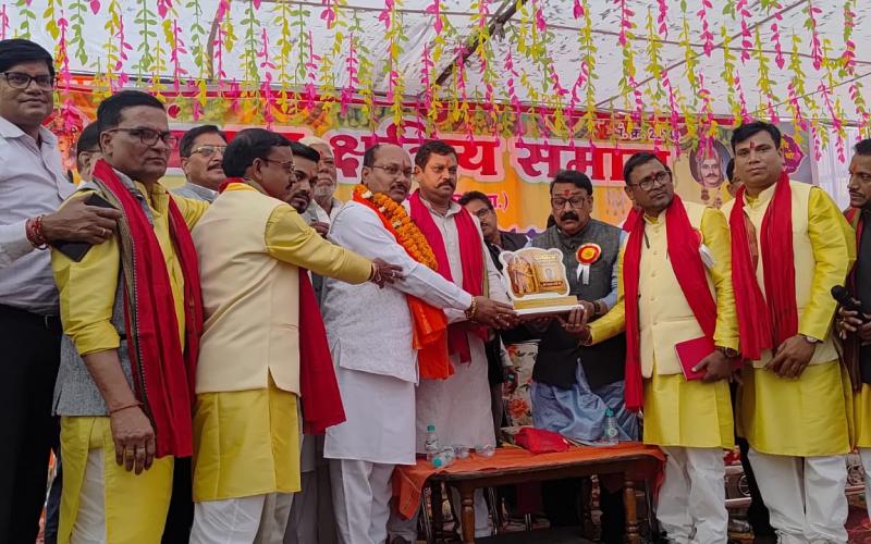Social worker Tekram Patle honored with the 'Panwar Outstanding Social Gem' award; the annual Panwar community gathering concluded in Gudhiyari; National President Nandlal Chaudhary and National Vice President of Akhil Bharatiya Panwar Kshatriya Mahasabha, Ajay Bhagat, were present; Raipur, Chhattisgarh, Khabargali.