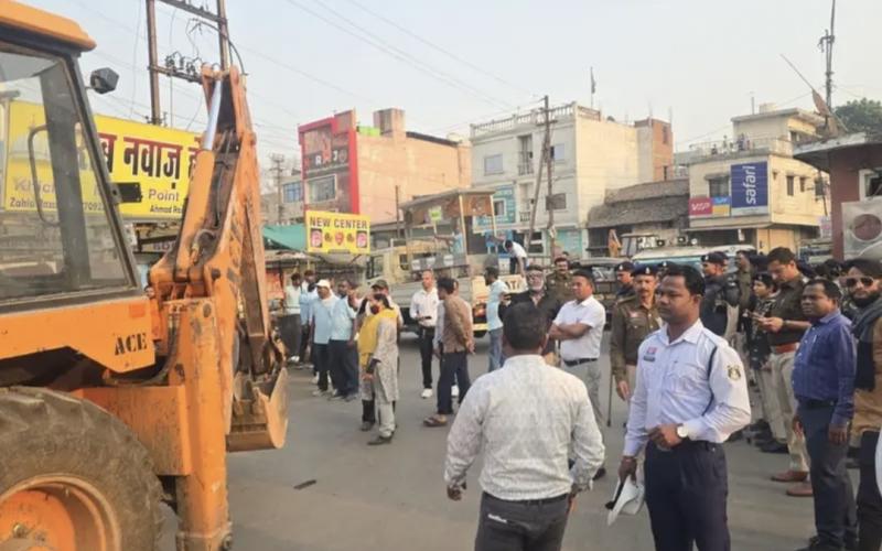 Yellow paw strikes former mayor Ejaz Dhebar's ward, surgical strike on illegal encroachments, corporation clean sweeps to remove encroachments in Baijnath Para, seizes goods, eliminates possibility of re-occupation, Raipur, Chhattisgarh, Khabargali