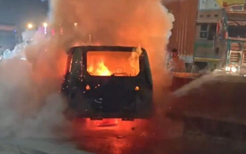 रायपुर में खौफनाक मंजर, बीच सड़क आग का गोला बनी चलती कार, यात्रियों ने ऐसे बचाई जान खबरगली A terrifying scene in Raipur, a moving car burst into flames in the middle of the road, passengers saved their lives like this. raipur chhattisgarh hindi news khabargali 