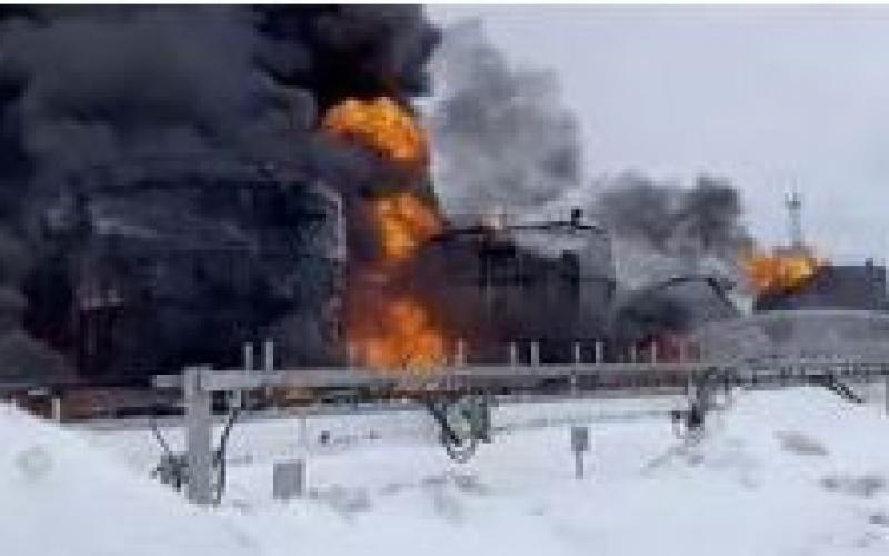 Drone attack on Oman's Salalah port, oil tanks on fire, smoke in the sky oman news hindi latest big news khabargali 