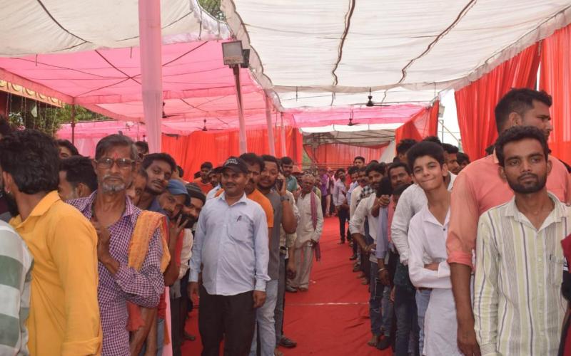 A wave of faith surged at the Shri Dakshinmukhi Hanuman Temple in Bhanpuri, eminent personalities along with thousands of workers took part in the Bhandara Prasad, according to the temple committee chairman U.N. Agarwal, Raipur Khabargali.