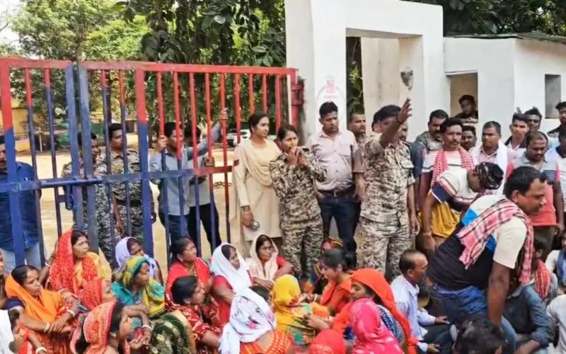 Bloodshed in Pakhanjoor over land dispute: Hundreds of villagers surround police station and tehsil, Chhattisgarh, Khabargali
