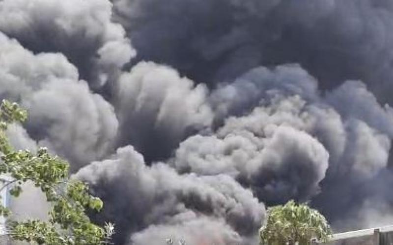 A massive fire broke out at Saddu Plastic Factory, fire brigade team reached the spot. raipur chhattisgarh hindi news khabargali  