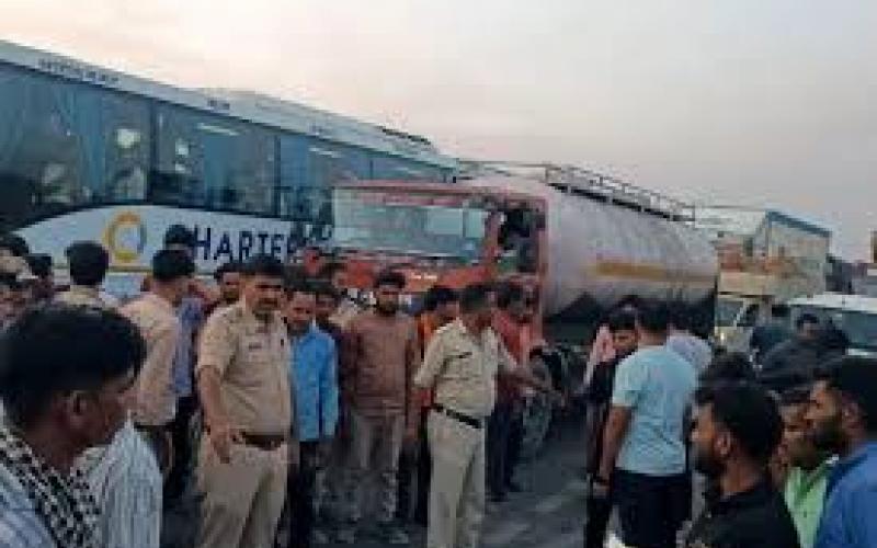  Truck crushes bike riders, tragic death of mother and son, uncle and niece critical hindi news 
