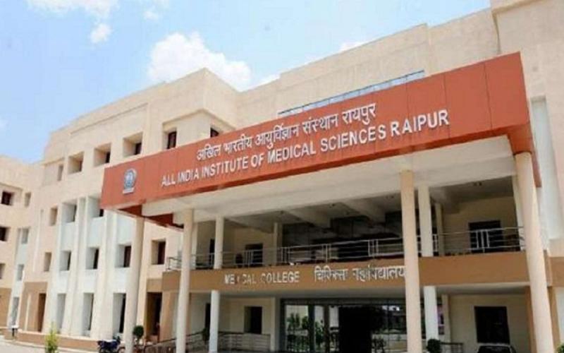 AIIMS doctors performed a miracle, reattached a hand severed by a thresher. hindi news big news raipur khabargali 