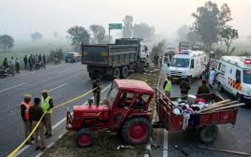  A horrific road accident in Moradabad, a dumper collided with a tractor-trolley, killing four people. hindi news latest news khabargali 
