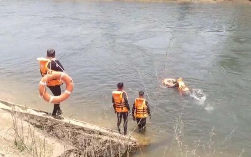 A boy from Uttar Pradesh drowned in the Rudri Canal while bathing; search continues.Dhamatari Cg News big news khabargali 