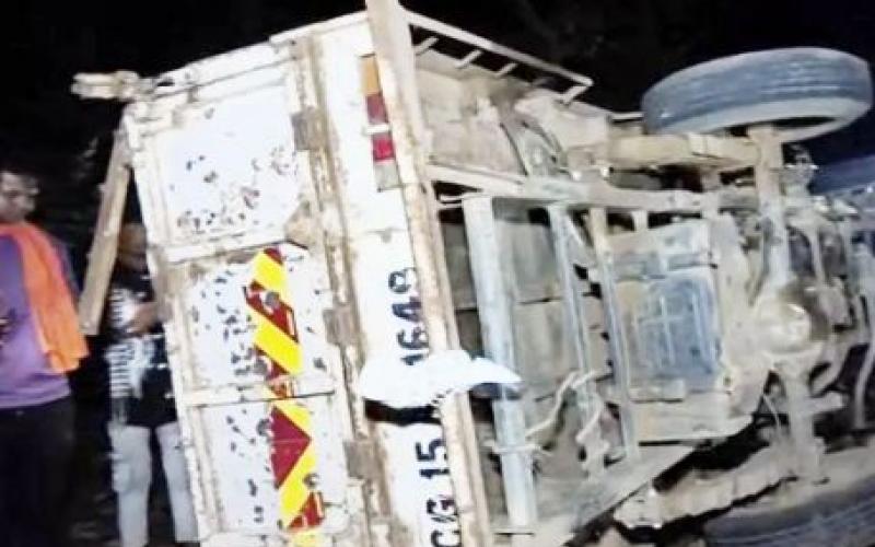  A pickup full of wedding guests met with an accident, killing a young man. big news balrampur chhattisgarhkhabargali 