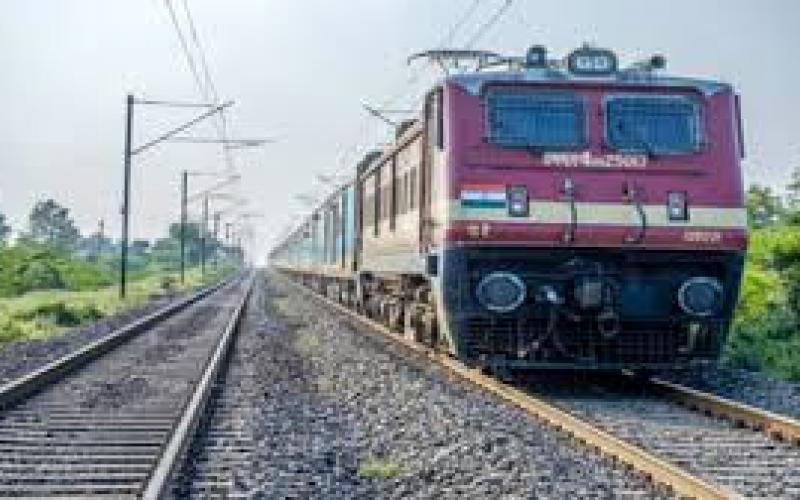Minor girl's body found on railway track, boyfriend had pushed her from a moving train bilaspur chhattisgarh hindi news latest news khabargali 