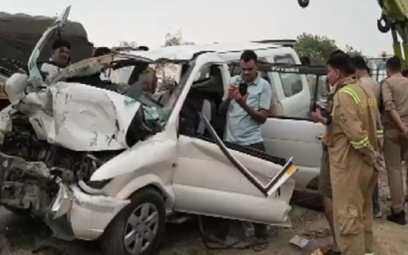 Car and lorry collide head-on, 4 people die tragically hindi News latest News khabargali 