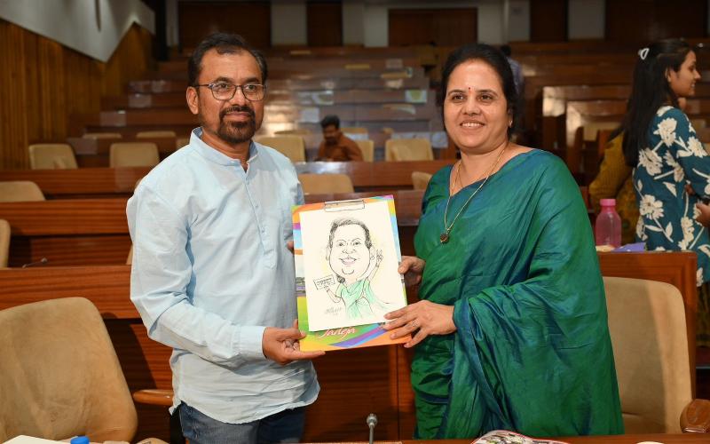In the political hustle and bustle, his appearance became like a cartoon, on World Cartoonist Day, Mayor Meenal Choubey tickled everyone, got his live caricature made, cartoon magazine 'Cartoon Watch' and Cactus Sanstha, editor Trimbak Sharma, Raipur, Chhattisgarh, Khabargali,