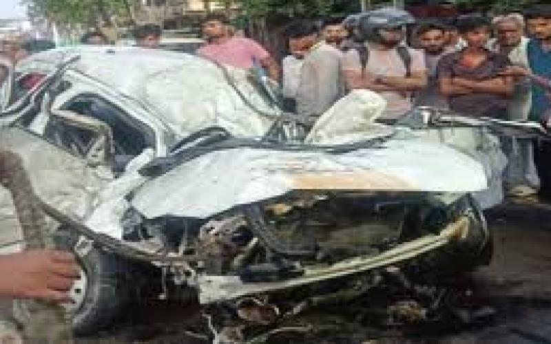 Car hits divider, overturns, 2 dead, 3 in critical condition hindi news big news  khabargali 