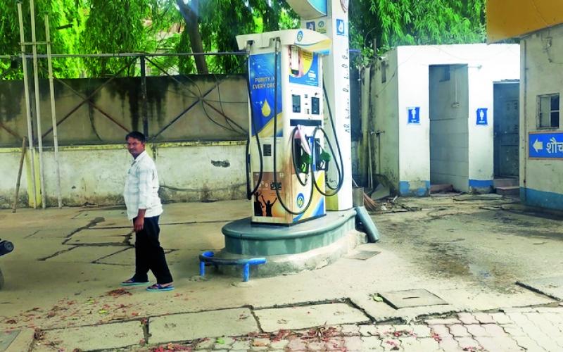  There is a severe shortage of petrol in Raipur, common people are not getting petrol. raipur chhattisgarh hindi news khabargali 