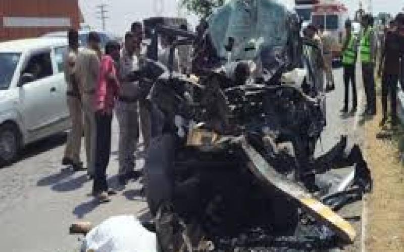 Five UP policemen killed in Haryana after their Scorpio collided with another car while overtaking on the expressway. hindi news big news khabargali 