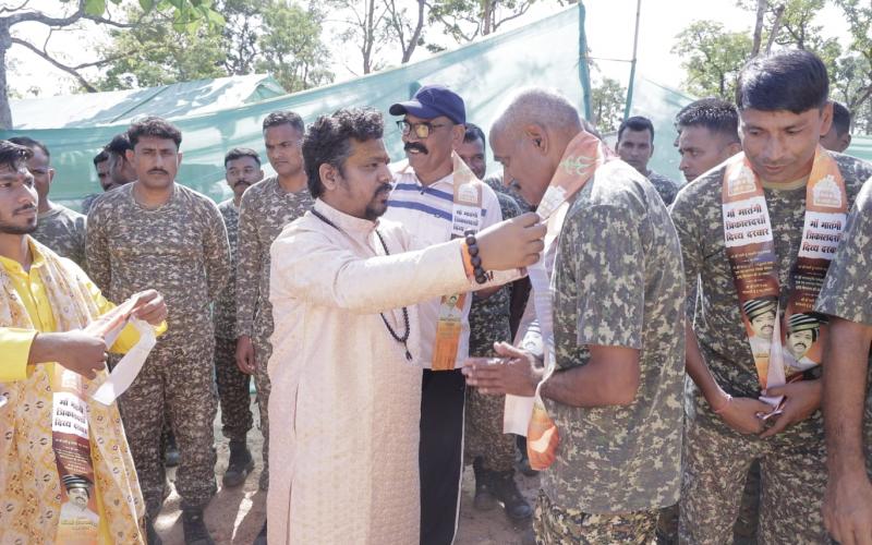 Dr. Prema Sai Maharaj reached the most inaccessible forests of the country and honored the brave soldiers. Hindi news latest news khabargali 