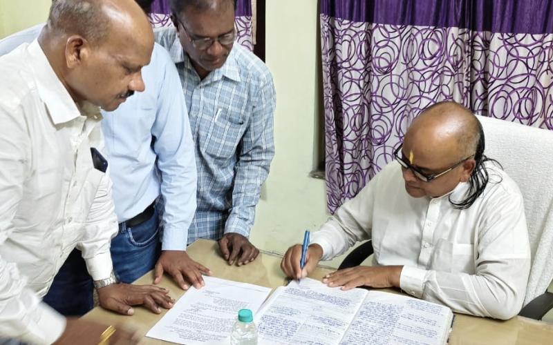 Saurabh Sharma became the authorized officer of Chhattisgarh State Cooperative Federation Limited, Sahakar Bharti, State Office Minister, Cooperation and Public Awareness Cell, senior member of Rashtriya Swayamsevak Sangh and State General Secretary of Sahakar Bharti Kaniram, Managing Director Mrs. Purnima Singh, Chief Executive Officer PC Dhruv, Raipur, Chhattisgarh, Khabargali