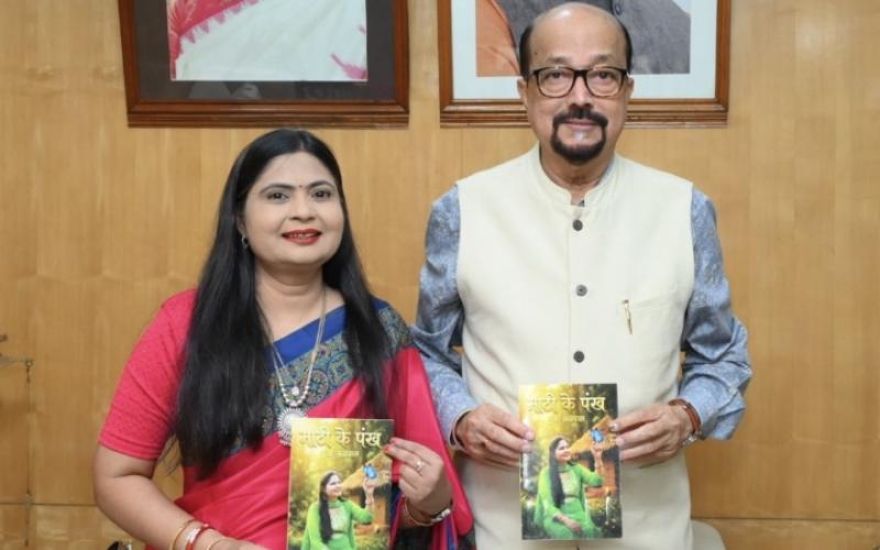Governor Ramen Deka released Pooja Agarwal's book 'Mati Ke Pankh', Raipur, Chhattisgarh, Khabargali