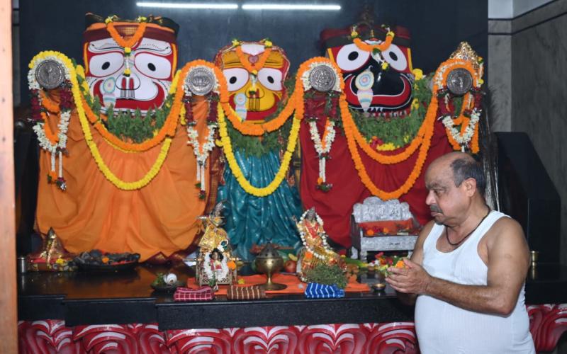 Raipur: The Gayatri Nagar Jagannath Temple celebrated the Dev Snan Purnima festival with great pomp, anointing the deity with 108 urns, and MLA Purandar Mishra prayed for happiness and prosperity. The deity will now remain in "Anavasar" for 15 days. Chhattisgarh, Khabargali