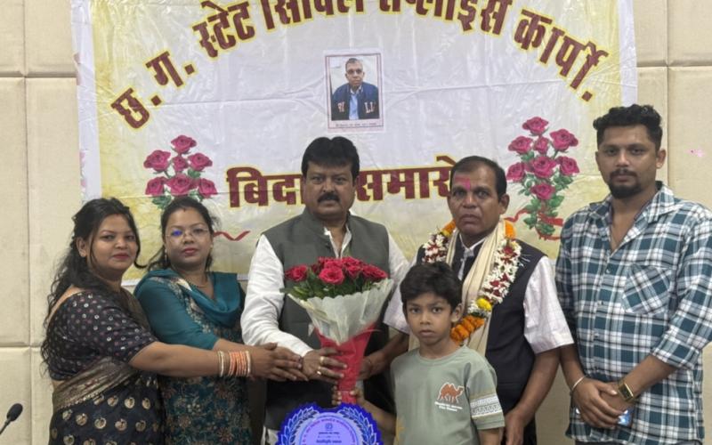 After 32 years of service, Civil Supplies Corporation driver Diwakar Rao Kadam was given a warm farewell, honoured by Chairman Sanjay Srivastava, Raipur, Chhattisgarh, Khabargali, Civil Supplies Corporation Headquarters