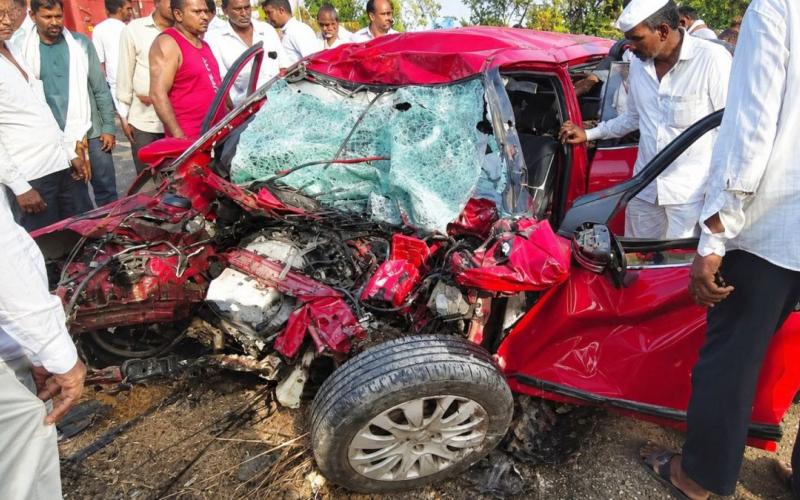 Horrific road accident in Jalgaon, 5 people of the same family died. hindi news maharastra hindi news khabargali 