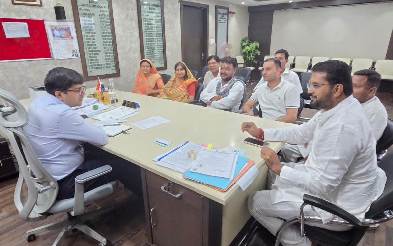 Congress councilors met with the Municipal Commissioner; discussed illegal tap regularization, property tax surcharge exemption, and ward development files. Raipur Municipal Corporation Leader of Opposition Akash Tiwari, Chhattisgarh, Khabargali