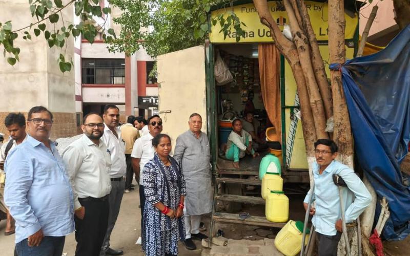 Raipur's Girja Jalakshatriya sets an example: Providing employment to 9 people through 'Tea Express' in the district court premises, defeating disability, Lokesh Kavadia, Chairman of Disabled Finance and Development Corporation, Chhattisgarh, Khabargali