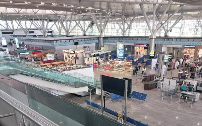  A great treat awaits passengers at Raipur Airport: they can now take their favorite books for free raipur chhattisgarh khabargali 