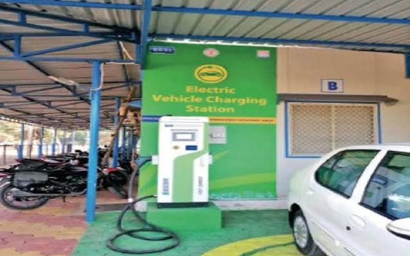 200 charging stations for electric vehicles to open soon; Transport Secretary holds meeting with officials. raipur chhattisgarh hindi news raipur news khabargali 