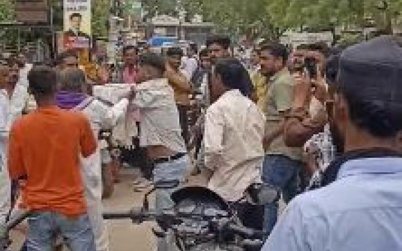  Elderly man robbed of ₹3.5 lakh after leaving bank; bystanders chased down and nabbed the accused. kawardha hindi news latest news khabargali 