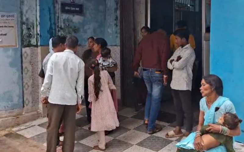 Major accident before visit to Giroudpuri: Pickup truck carrying 25 pilgrims overturns; 5 in critical condition. Hindi news latest news neme news khabargali 