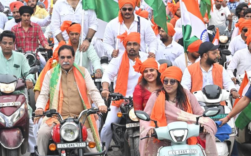 A deluge of tricolours in Raipur West: Thousands gathered, Bharat Mata Chowk reverberated with the aarti of 51 lamps, a massive caravan of tricolours led by MLA and former Cabinet Minister Rajesh Munat, BJP, Chhattisgarh News, Khabargali