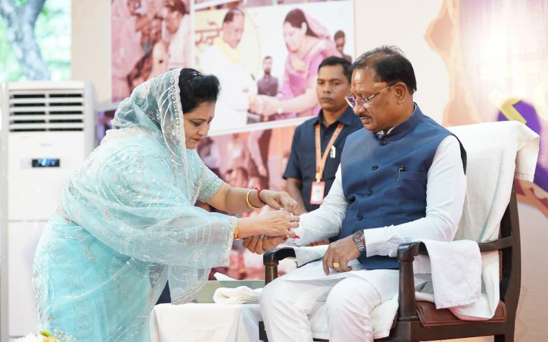 Salutations to sisters: Rakshabandhan with brother Vishnu, Rakshabandhan 2026, Chief Minister Vishnu Dev Sai, Chairperson of Chhattisgarh State Women's Commission Dr. Mamta Sahu, Chhattisgarh, Raipur, Chief Minister's residence, Khabargali
